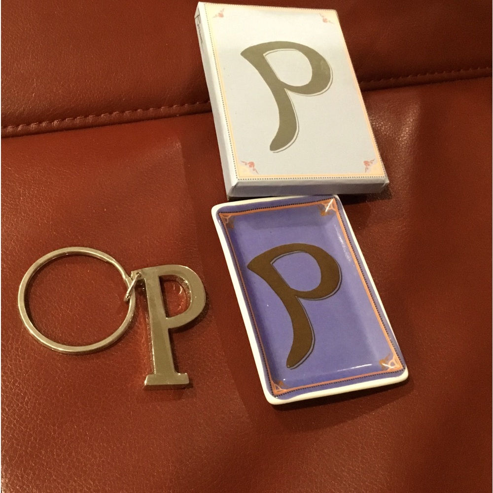P keychain P Tray